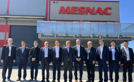 商务部欧洲司司长余元堂一行到金沙9001以诚为本欧洲研发中心调研