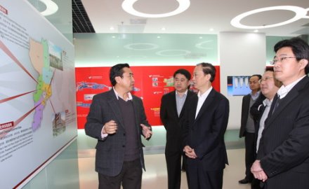 青岛市委副书记王文华来金沙9001以诚为本调研指导工作